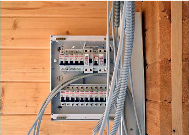 Какие требования необходимо выполнять при разводке электрики в деревянном доме?