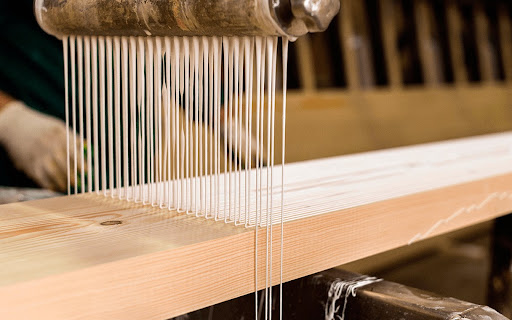 В производстве клееного бруса используется клей, который ухудшает некоторые характеристики данного материала